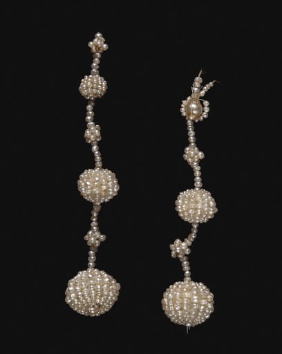 Pair of Earrings (Parure)