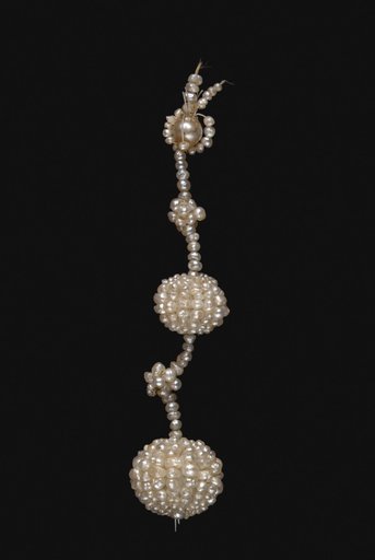 Earring (Parure)