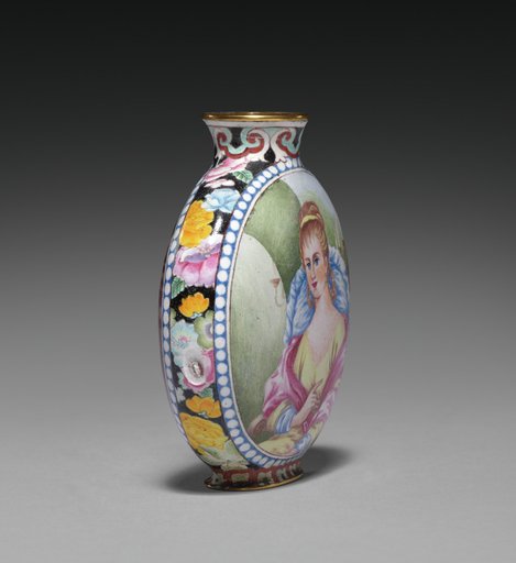 Snuff Bottle with European Figures