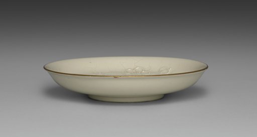 Medium-sized Dish from Dining Set with Plum Blossoms and Cracked-Ice