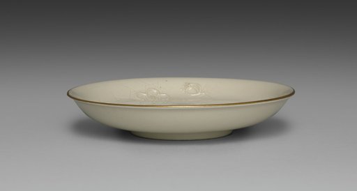 Medium-sized Dish from Dining Set with Plum Blossoms and Cracked-Ice