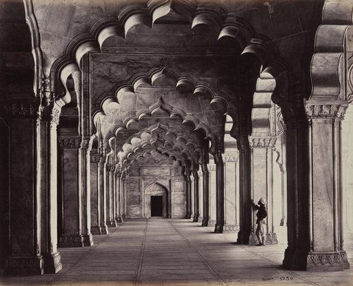 Agra. The Motee Hasjid in Pearl Mosque. View of the Entire Aisle