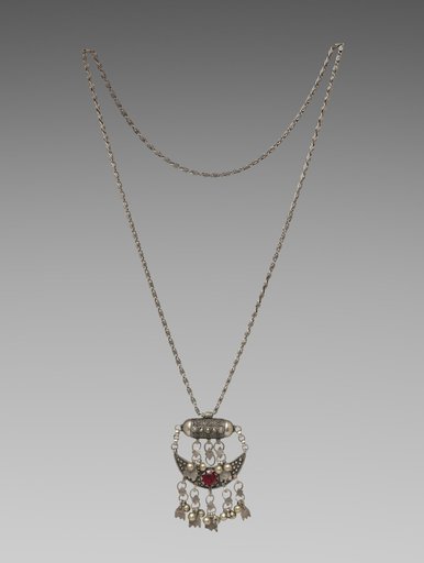 Necklace with pendant (waqari or wakari?)