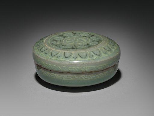 Box and Cover with Inlaid Chrysanthemum Design
