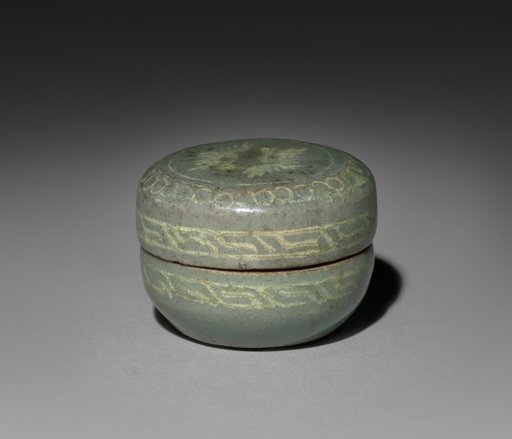 Box and Cover with Inlaid Crane Design