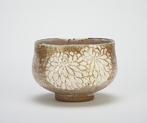 Tea bowl with design of chrysanthemums