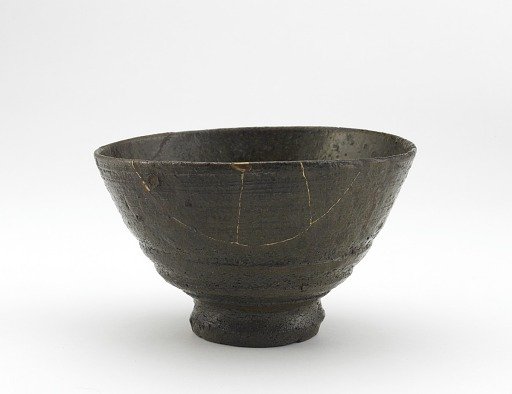 Rakuzan ware tea bowl in Kugibori Irabo style