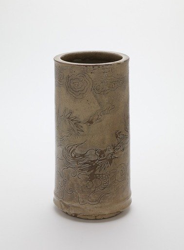 Vase with design of dragons chasing flaming jewel