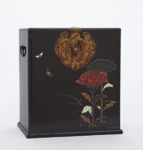 Cabinet with gilded metal fittings