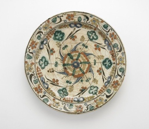 Plate with low foot