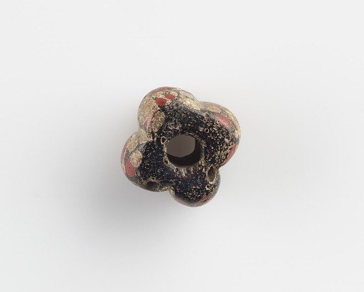 Bead four-lobed