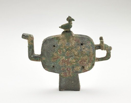 Ritual wine vesssel (<em>hu</em>) with bird-shaped cover