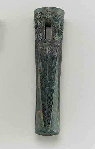 Axle cap with dragons, one of a pair