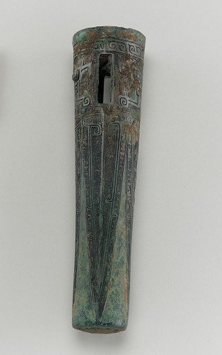 Axle cap with dragons, one of a pair