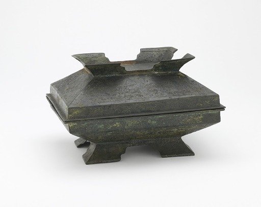 Ritual serving vessel with lid (<em>fu</em>) and dragons