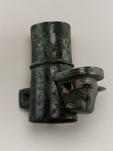 Hubcap with linchpin cast in the form of a feline head