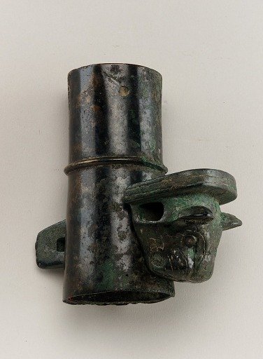 Axle cap with linchpin cast in the form of a feline head