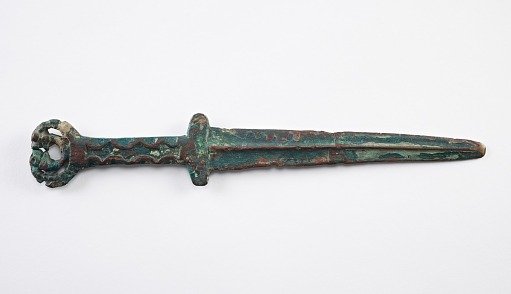 Dagger with flat circular pommel