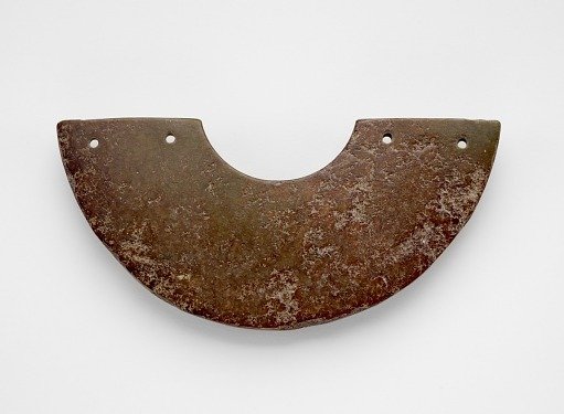 Arc-shaped pendant (<em>huang</em> 璜), made from a disk (<em>bi</em> 璧)