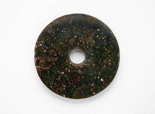 Disk (<em>bi</em> 璧) with incised glyph and decorated edge