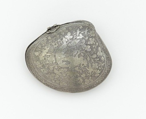 Hinged cosmetic box in the form of a clam’s shell with birds and floral scrolls