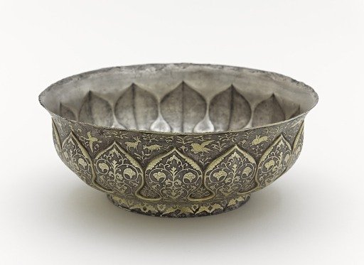 Lobed bowl with lotus petals, birds, animals, and floral scrolls