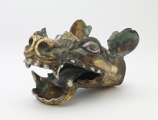 Chariot shaft fitting in the form of a dragon head