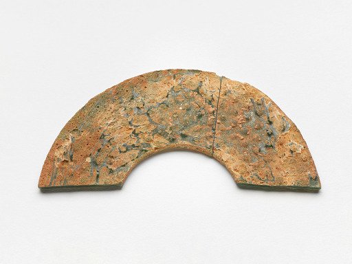 Disk (<em>bi</em>) with raised curls, fragment