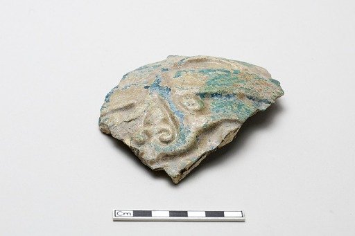 Fragment moulded in high relief