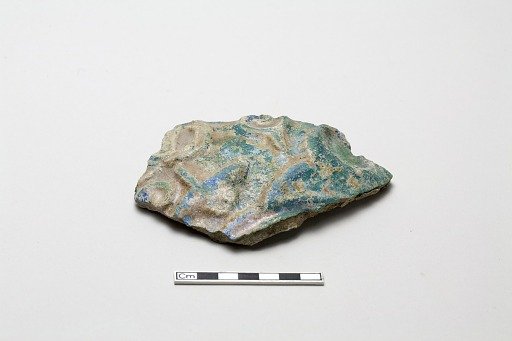 Fragment moulded in high relief