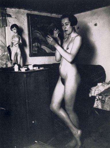 Nina Hard, Nude in Full Figure, Applying Makeup