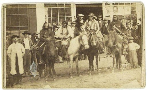 Group portrait with Native Americans and settlers in the USA