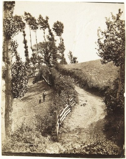 Field path between meadows with passersby near Rome