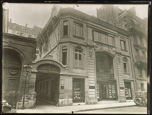 Laboratory and sales location of Pharmacy "Les Laboratoires Bruneau & Cie."