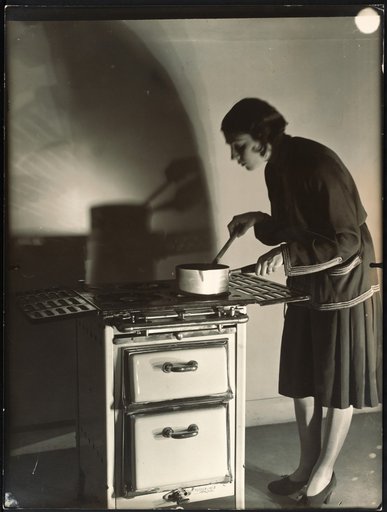 Woman posing with the stove "Spidex" by Arthur Martin