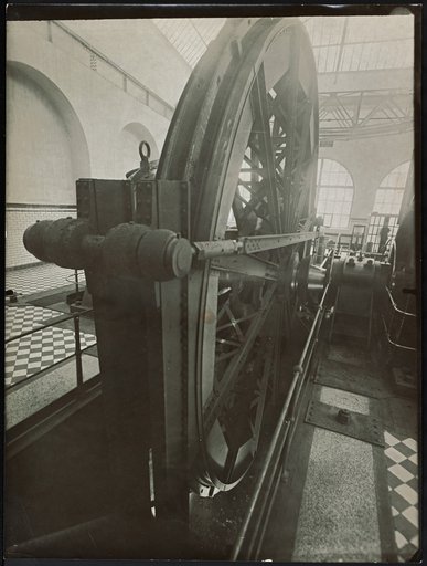 Industrial hall with a mechanical metal installation