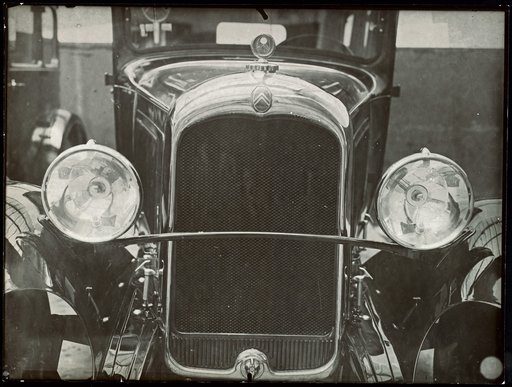 Front View of a Citroën Automobile