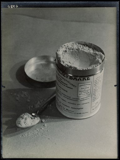 Open can with tonic "Dr. Barre"