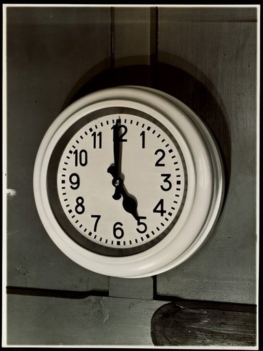 Round wall clock