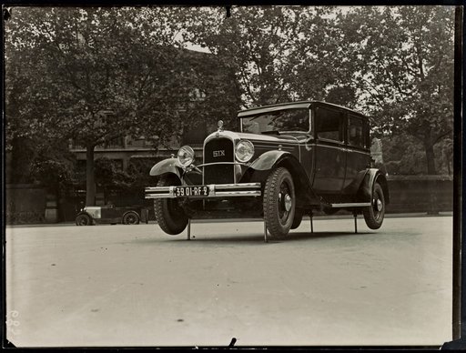 Citroën "SIX" on a car jack with an air pump