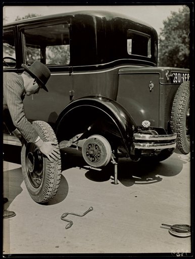 Changing a wheel with a car jack and an air pump