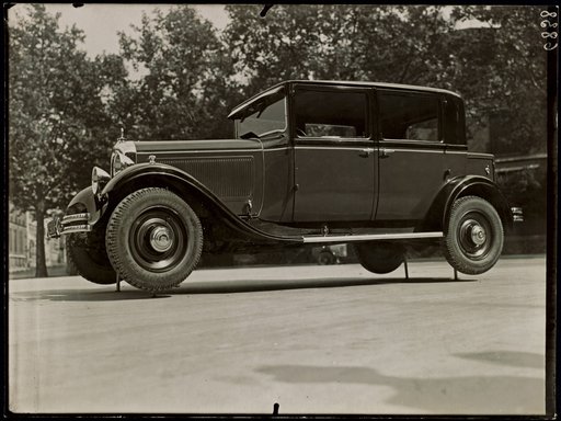 Citroën "SIX" on a car jack with an air pump
