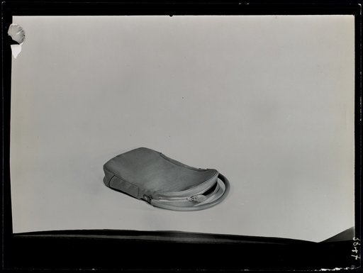 Small handbag with zipper