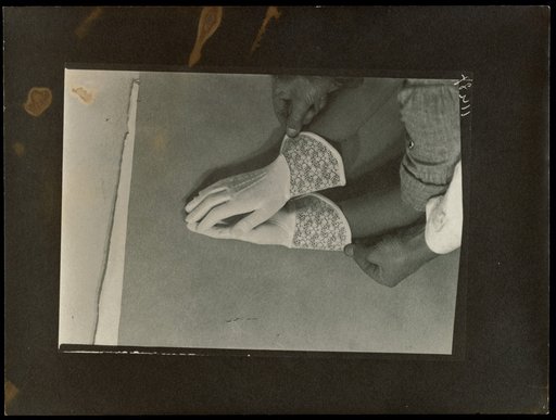 Women's Gloves with Cuffs of Machine Lace