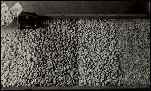 Two tin boxes and dragées laid out side by side, advertisement for "Laboratoires Sauba"