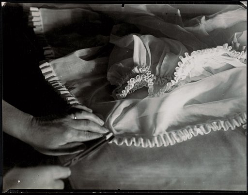 Ironing a ruffled curtain, advertisement for "Fédération Française pour la Couturerie et Nettoyage"