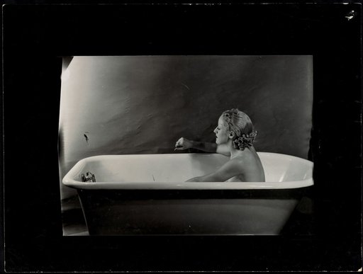 Woman in a bathtub, advertisement for "Gaz et Eaux"