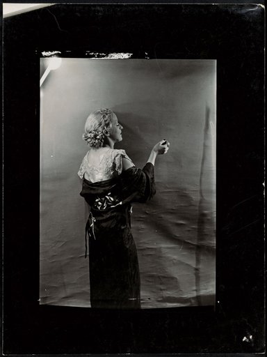 Woman in a dressing gown, advertisement for "Gaz et Eaux"