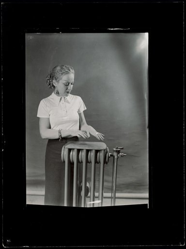 Young woman with a radiator, advertisement for "Gaz et Eaux"