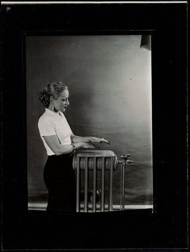 Young woman with a radiator, advertisement for "Gaz et Eaux"